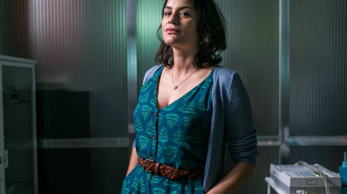  Charles ( Pablo Sanabio ) atende Larissa ( Nanda Felix )