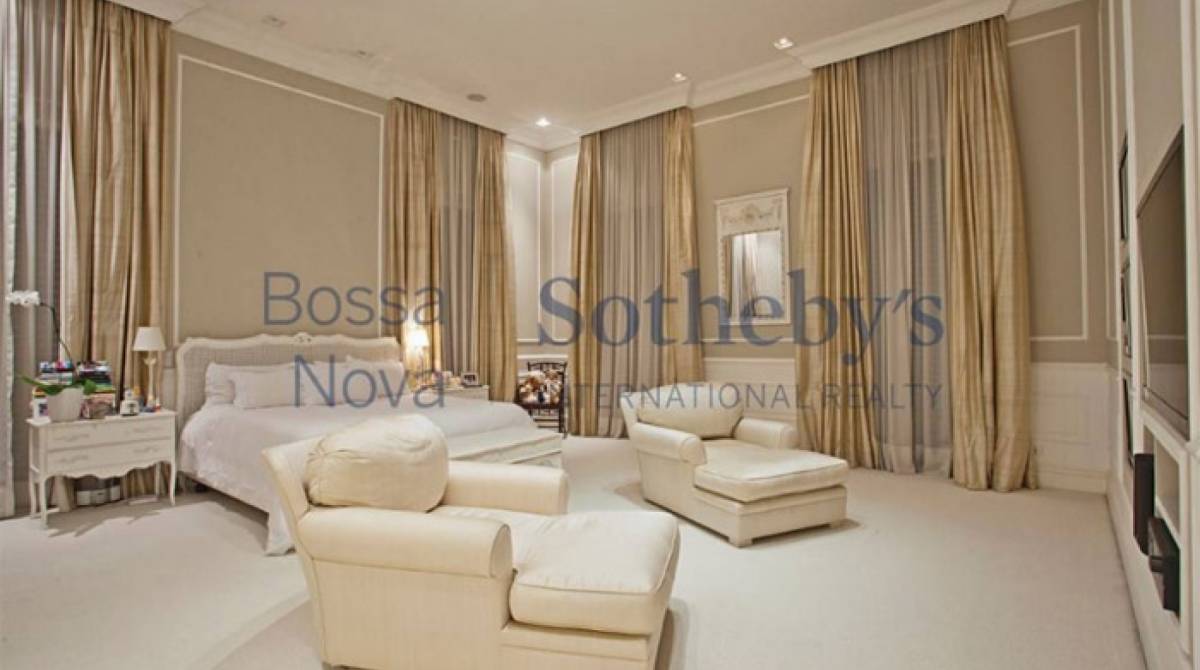 Luciana Gimenez tenta vender triplex desde o ano passado