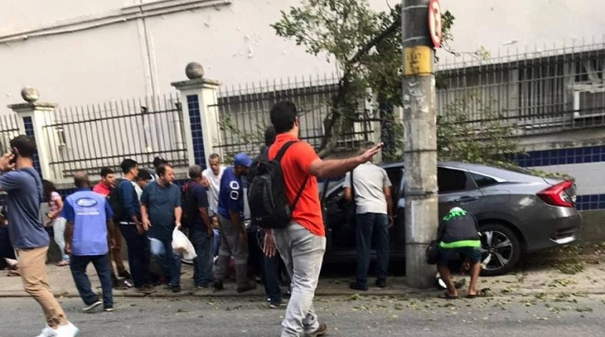 Carro envolvido no caso subiu a calçada e atingiu muro do Cefet