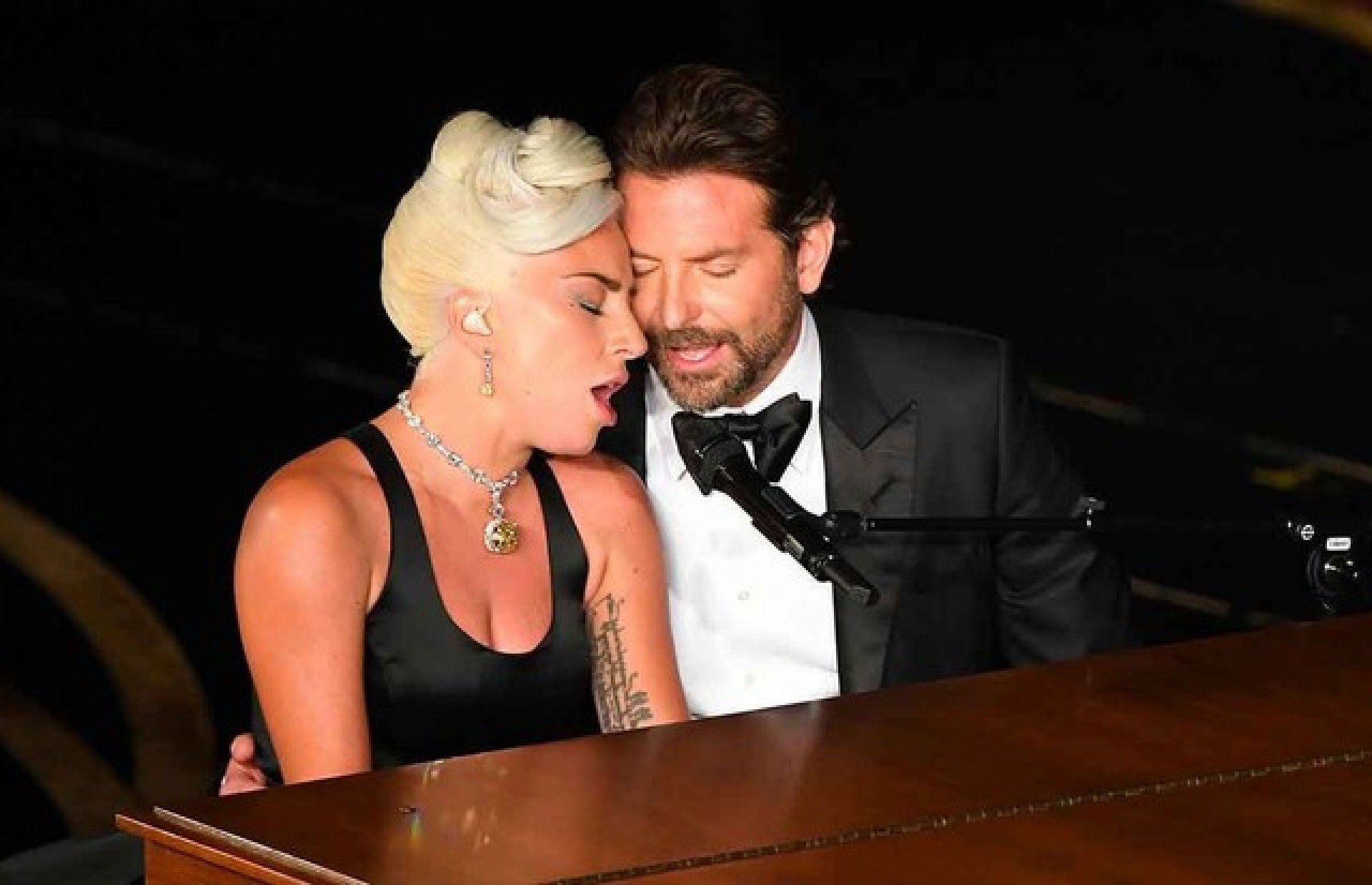 Lady Gaga E Bradley Cooper Estão Morando Juntos Diz Revista Mh Celebridades E Tv