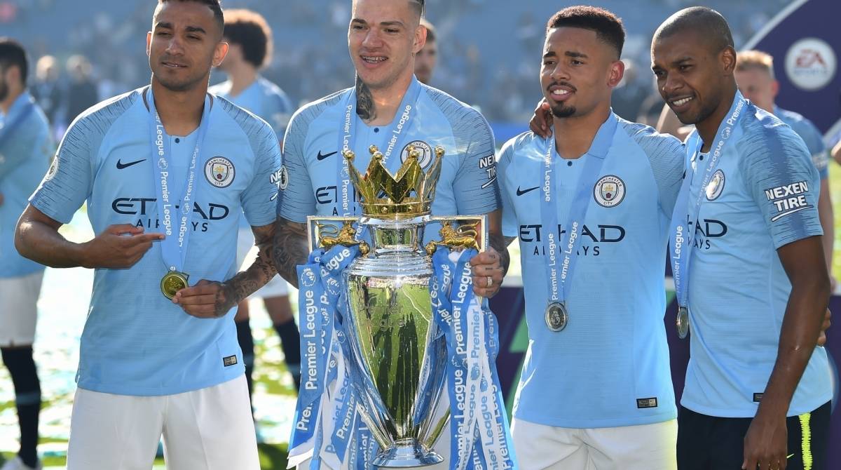 Danilo, Ederson, Gabriel Jesus e Fernandinho exibem a taça