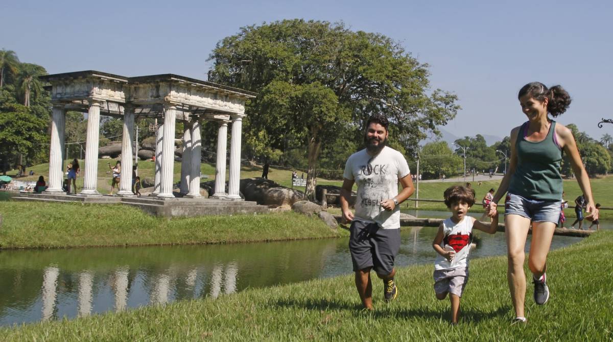 Cristiane aproveitou a Quinta da Boa Vista para curtir o Dia das Mães com o filho Pedro e o marido Carlos - FOTOS Reginaldo Pimenta / AgÊncia O Dia