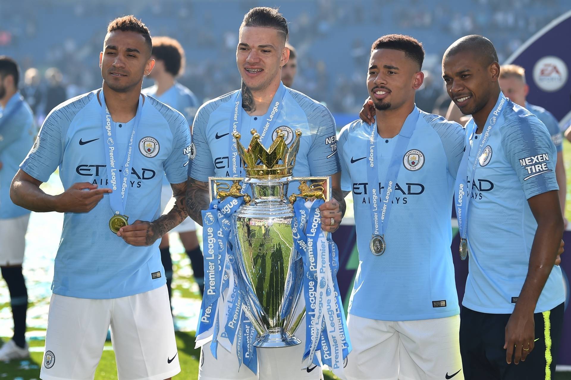 Danilo, Ederson, Gabriel Jesus e Fernandinho exibem a ta&ccedil;a - AFP