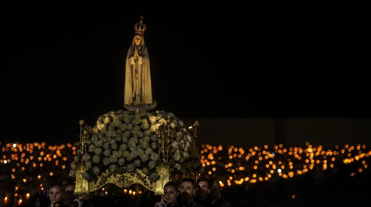 Prociss&atilde;o de velas no Santu&aacute;rio de F&aacute;tima em F&aacute;tima, no centro de Portugal, em 12 de maio de 2019