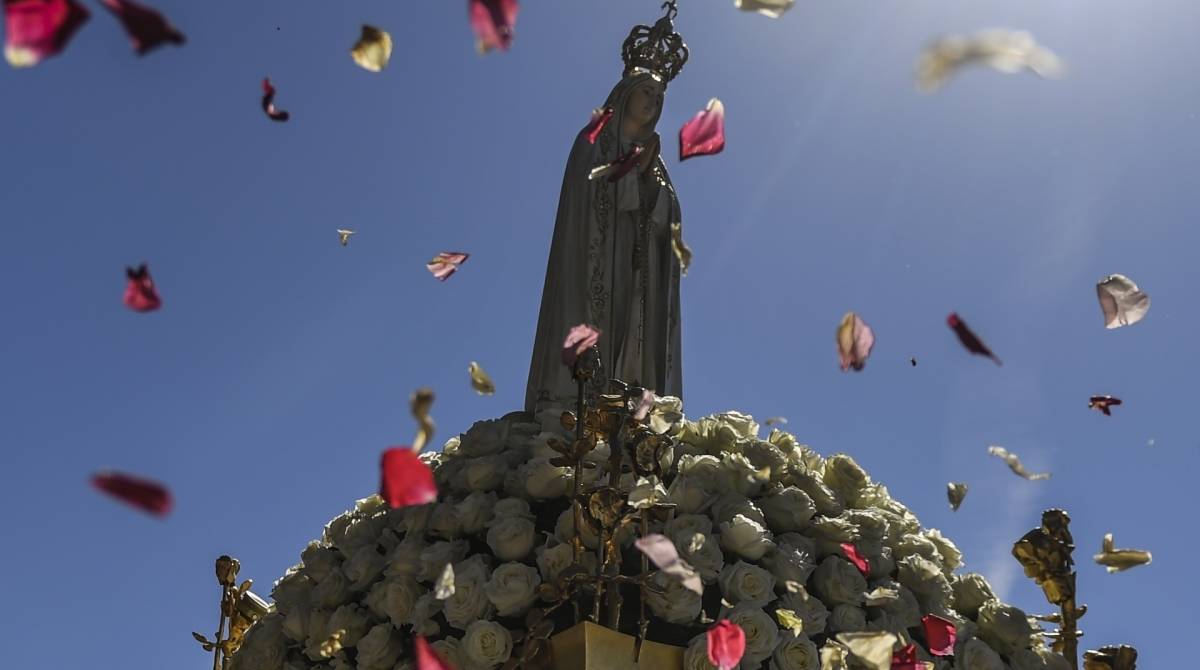 Milhares de peregrinos foram ao Santuário de Fátima para celebrar o aniversário do milagre de Fátima quando três pastores afirmaram ter visto a Virgem Maria em maio de 1917. 