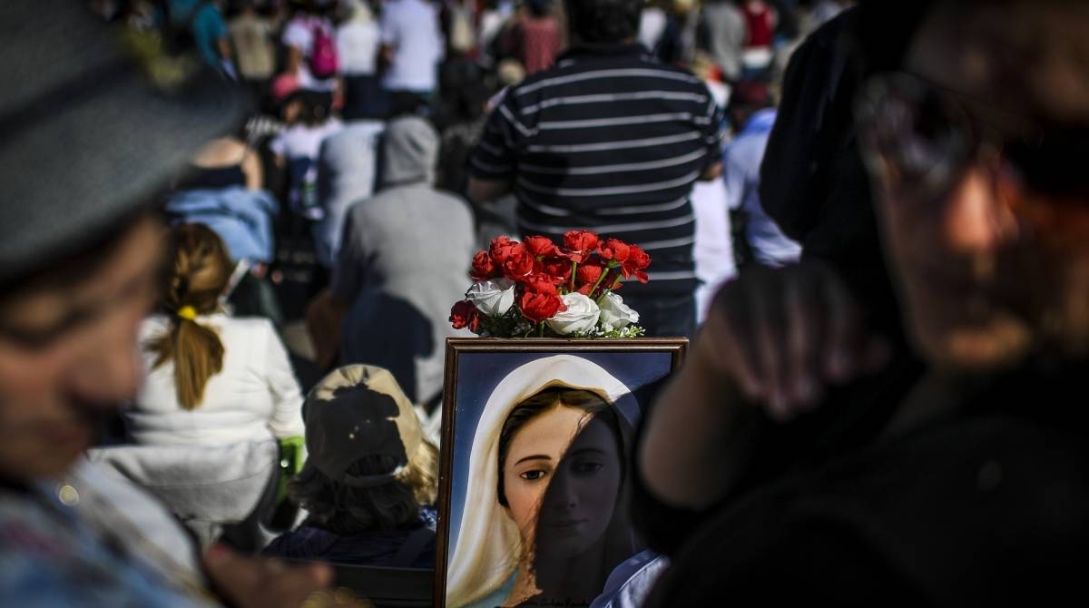Milhares de peregrinos foram ao Santuário de Fátima, em Portugal, para celebrar o aniversário do milagre quando três pastores afirmaram ter visto a Virgem Maria em maio de 1917