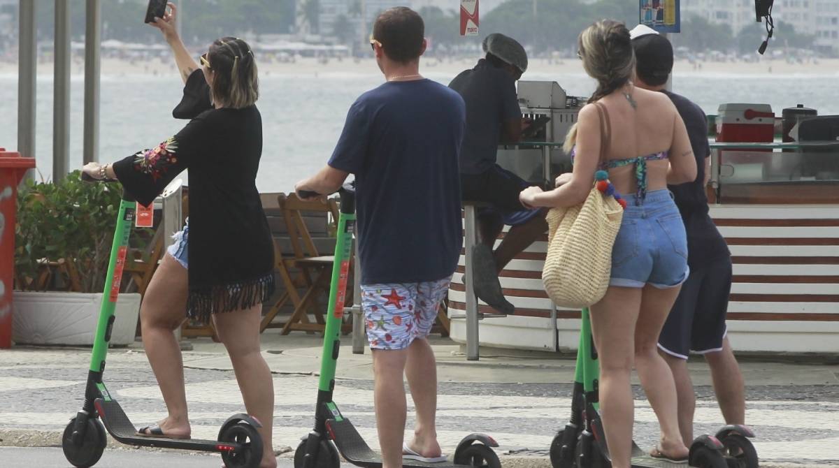 Ainda sem regulamentaÃÂ§ÃÂ£o, patinetes elÃÂ©tricos tÃÂªm explosÃÂ£o no nÃÂºmero de usuÃÂ¡rios e causam dezenas de acidentes no Rio.Na foto,passeio de patinetes  na Av. AtlÃÂ¢ntica, em Copacabana.                