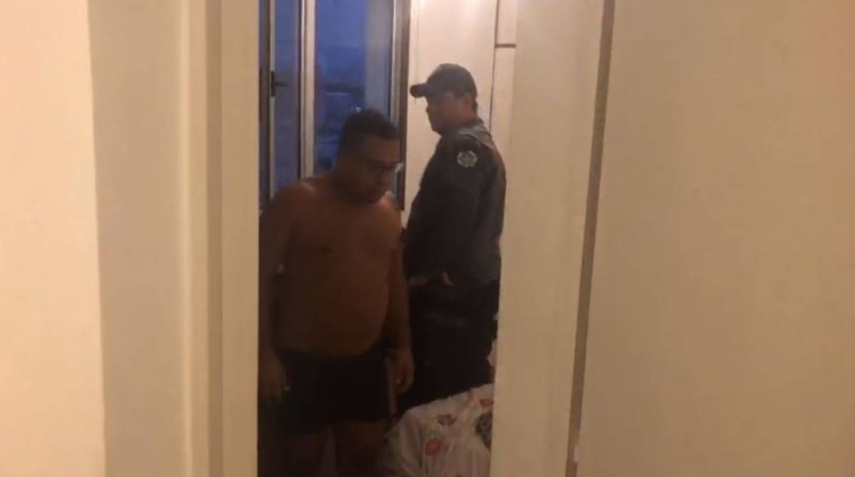 Um dos integrantes da quadrilha de roubo de carga foi preso em casa, de cueca