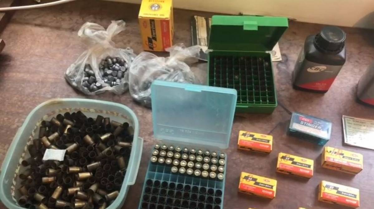 Policiais encontraram diversas munições na casa de um dos presos