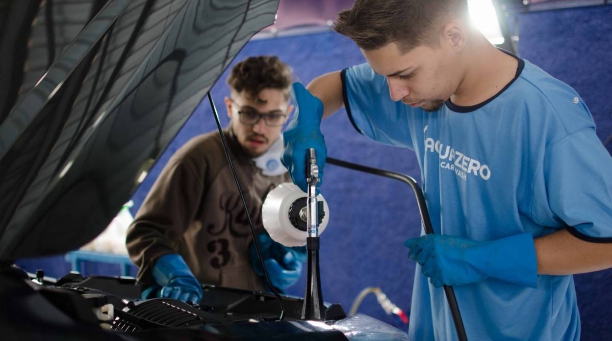 Acquazero usa apenas  300 ml de água na lavagem de carros - Fotos Divulgação