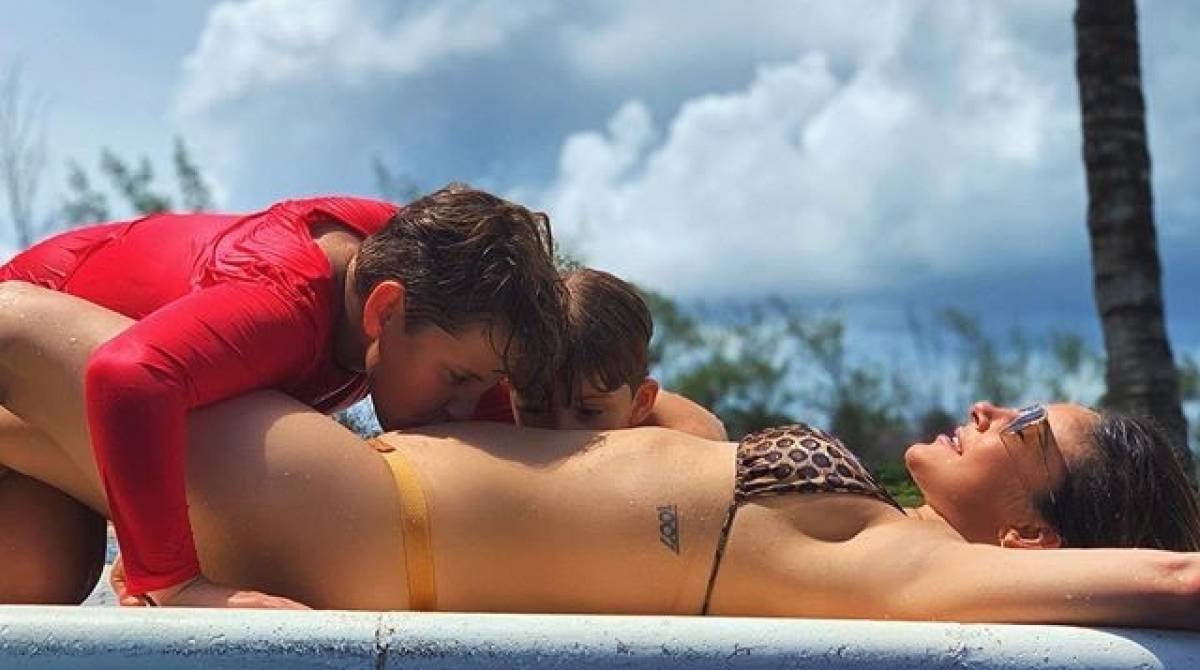 Claudia Leitte ganha beijo dos filhos na barriga de gravidez - Reprodução Internet