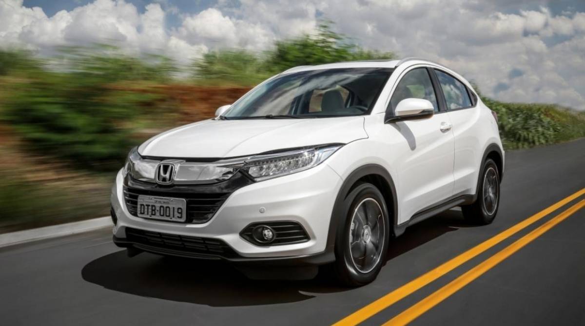 Dianteira tem grade com acabemento em black piano e conjunto de iluminação todo em LED