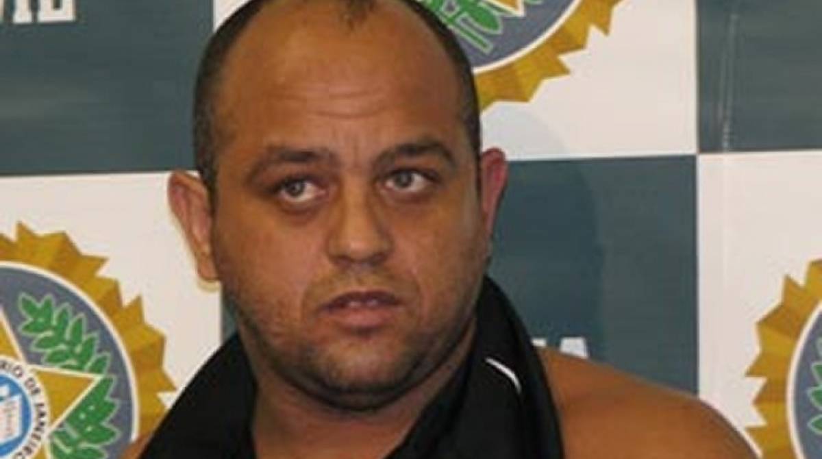 Criminosos tiram foto dentro de cadeia fazendo símbolo de facção Rio