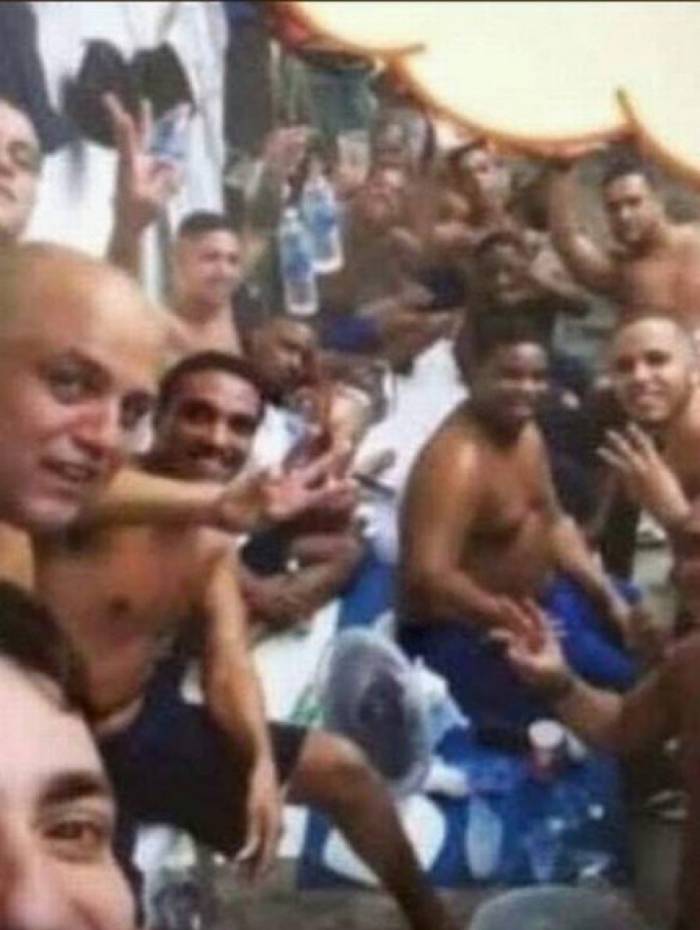 Criminosos tiram foto dentro de cadeia 
