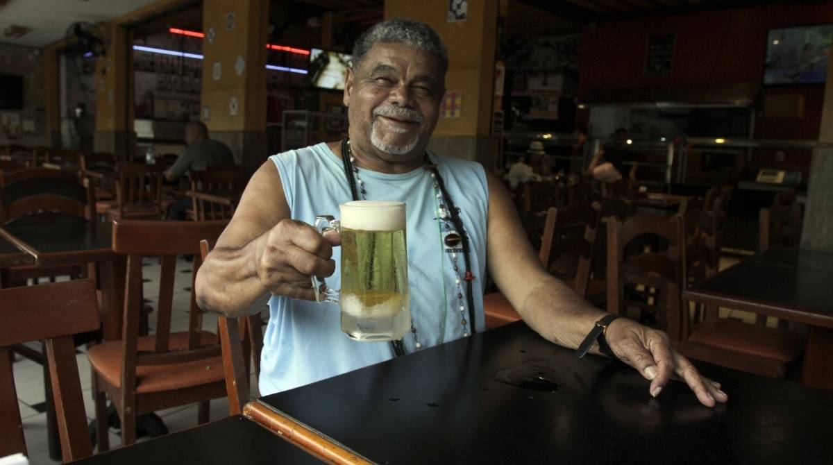 Laíla comemora no seu restaurante favorito, o Planeta da Ribeira, e já planeja criar uma arena insulana para rodas de samba ao ar livre - fotos Cléber Mendes
