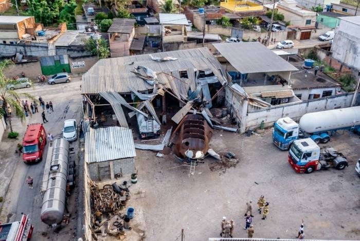 Explosão de caminhão-tanque deixa mortos em Duque de Caxias