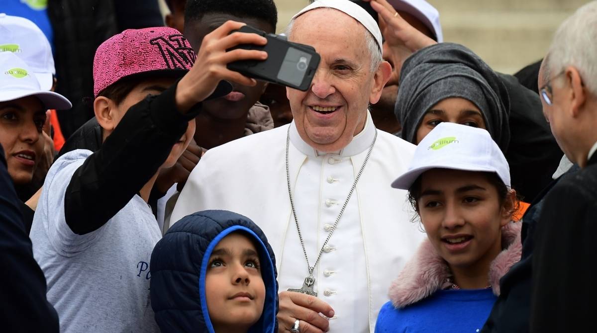 Papa Francisco posa para uma selfie com alguns refugiados na Praça de São Pedro no final de sua audiência geral semanal em 15 de maio de 2019 no Vaticano