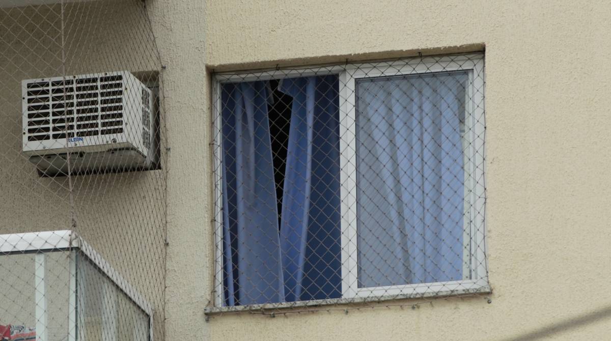 Em Cascadura,,militar do Ex&eacute;rcito mantem esposa e filhos  ref&eacute;ns e depois se entrega.. Janela do apartamento onde ocorreu o caso.        Estefan Radovicz / Ag&ecirc;ncia O Dia                        CIDADE,RIO,C&Aacute;RCERE,PRIVADO.
      Byline