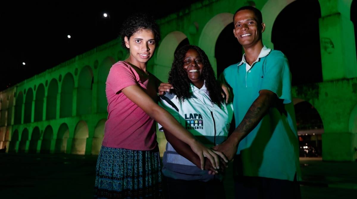 Tamara Pereira (à esquerda) com o namorado Wagner de Souza são atendidos por Shirlei Oliveira - fotos Gilvan de Souza