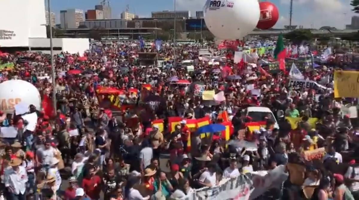 Ato em BrasÃ­lia contra cortes na EducaÃ§Ã£o