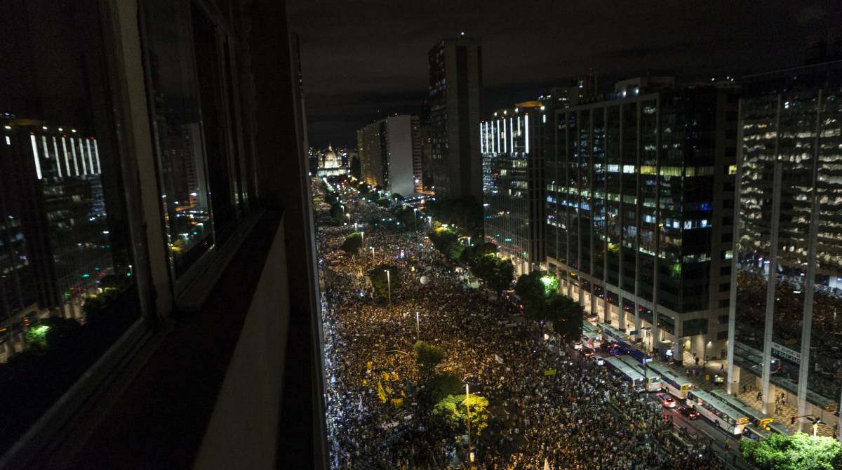 Manifestantes protestam no Centro do Rio contra cortes na educa&ccedil;&atilde;o na Av. Presidente Vargas no Rio de Janeiro. Minist&eacute;rio da Educa&ccedil;&atilde;o anunciou um bloqueio de 30% nos repasses a institui&ccedil;&otilde;es federais em todo o Brasil. Foto: Daniel Castelo Branco / Ag&ecirc;ncia O Dia
