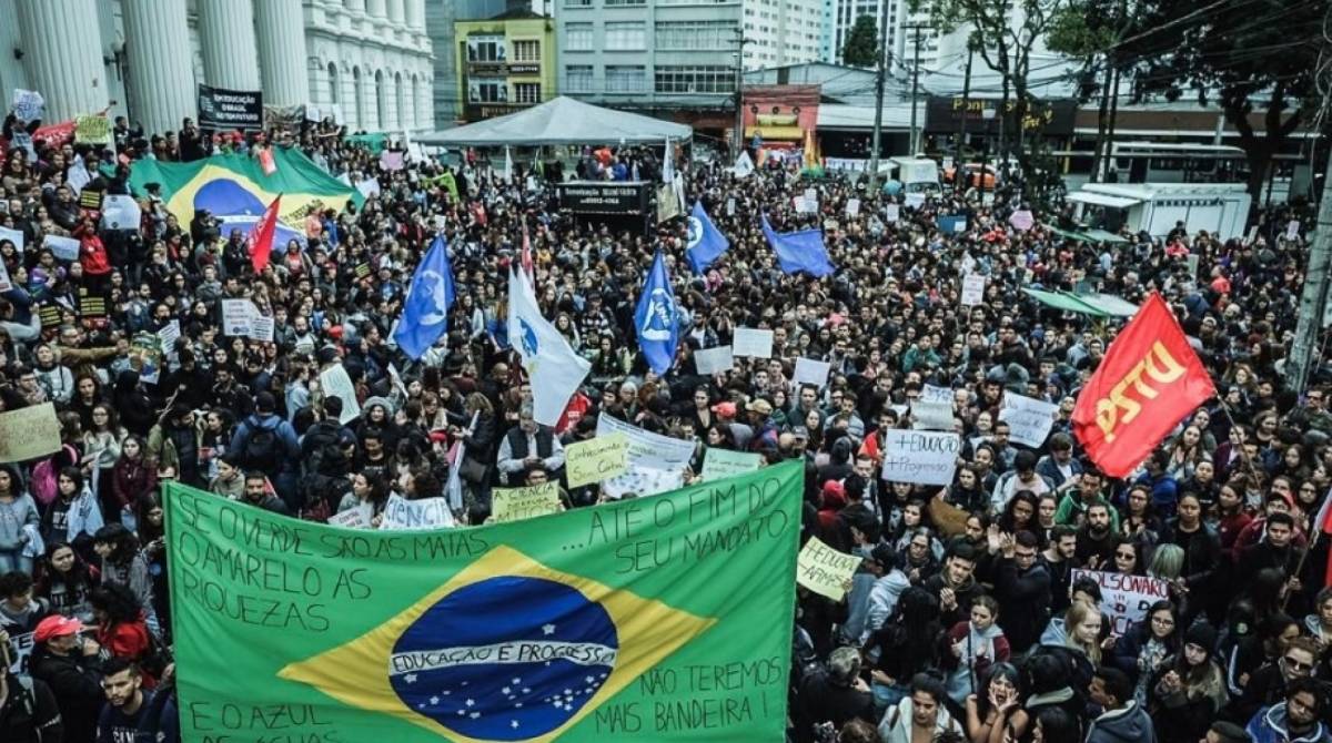 Ato em Curitiba contra cortes na Educação
