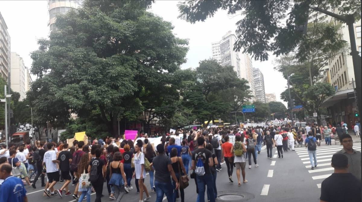 Estudantes se encaminham para Praça 7 , em Belo Horizonte, Minas Gerais
