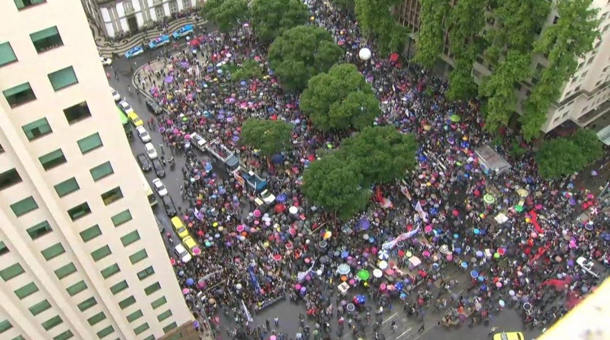 Manifestantes ocupam a Candel&aacute;ria, no Centro do Rio