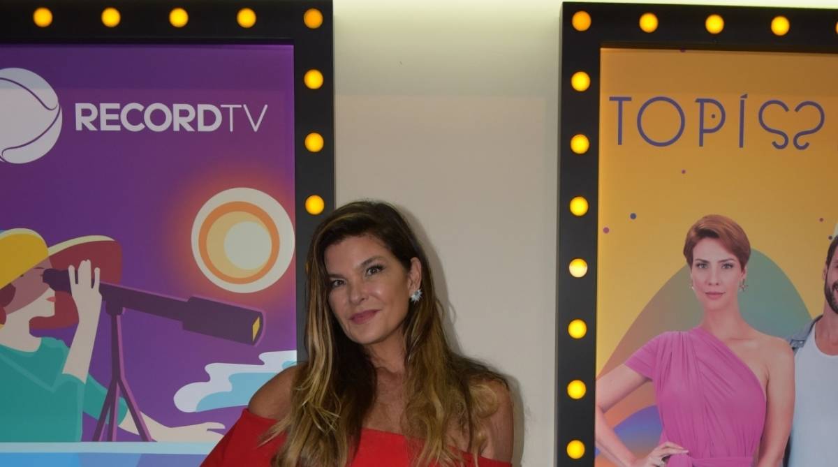 Cristiana Oliveira na coletiva de 'Top&iacute;ssima', da Record TV