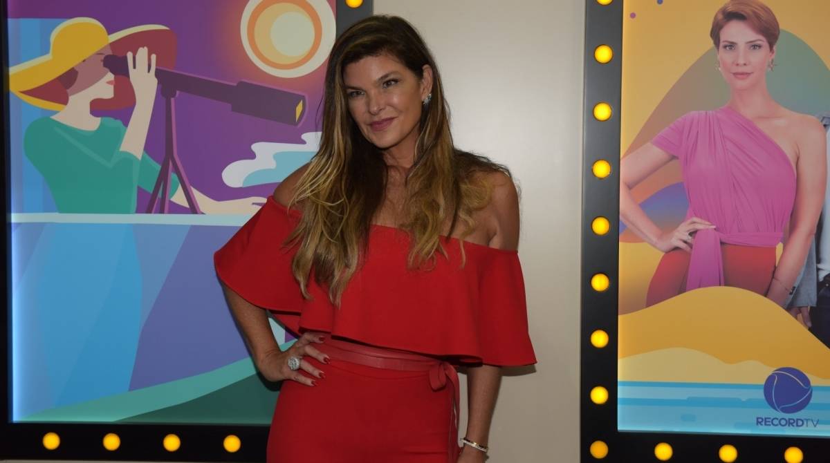 Cristiana Oliveira na coletiva de 'Top&iacute;ssima', da Record TV