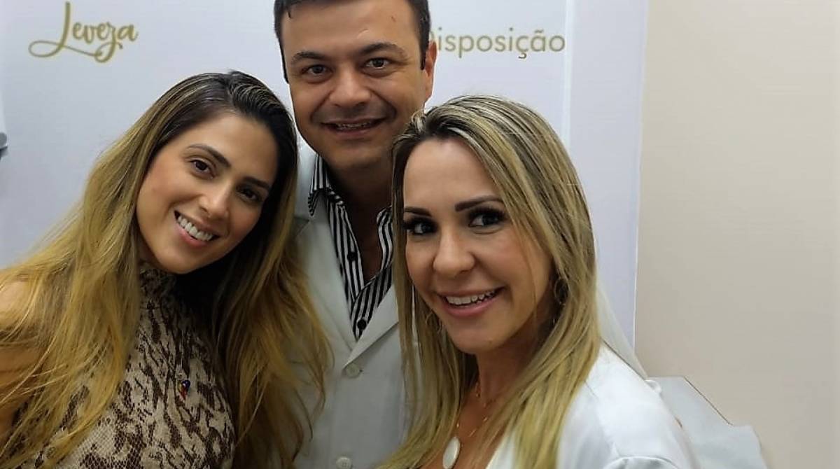 Nadja Pessoa posa com seus m&eacute;dicos, Jo&atilde;o Marcello Branco e Renata Pigliasco Branco