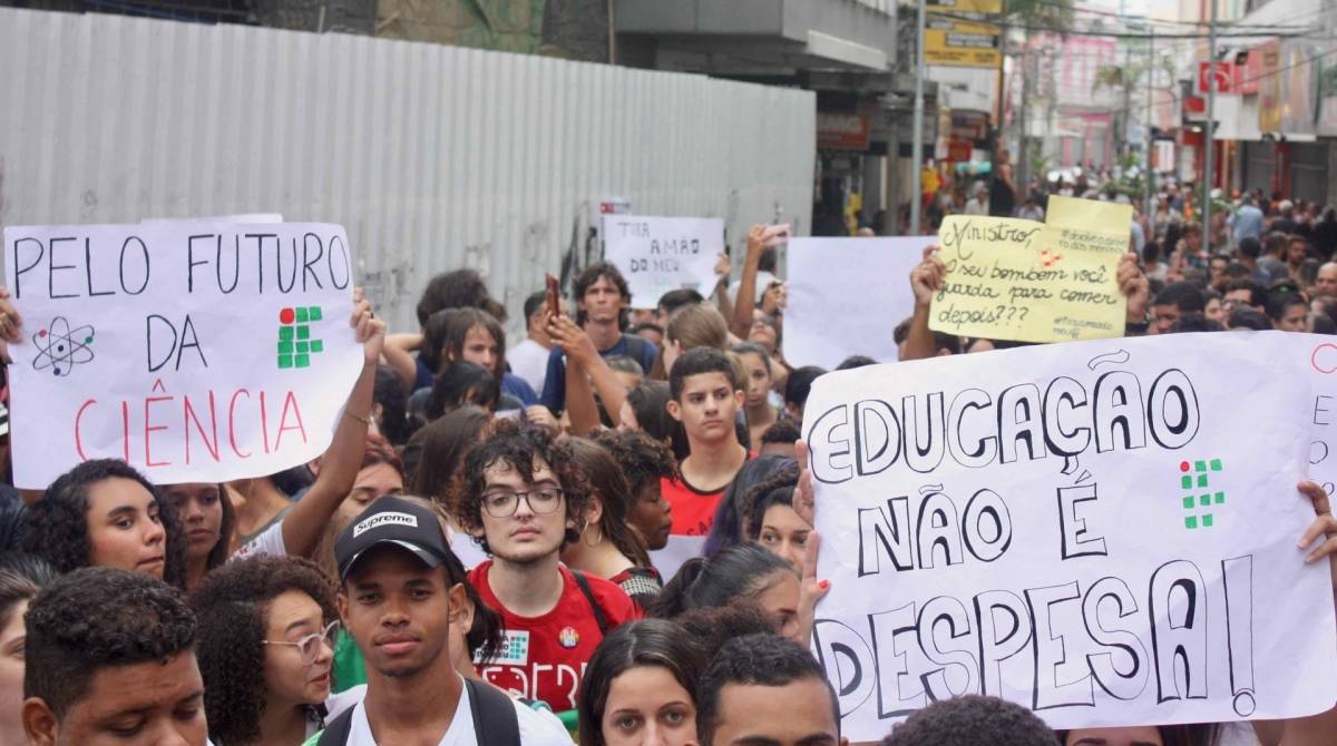 Faixas com palavras de ordem contra os cortes promovidos pelo MEC na educação marcaram a manifestação no Centro de Campos