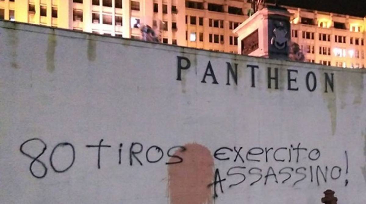 Uma pichaÃ§Ã£o foi feita no PanteÃ£o Duque de Caxias 