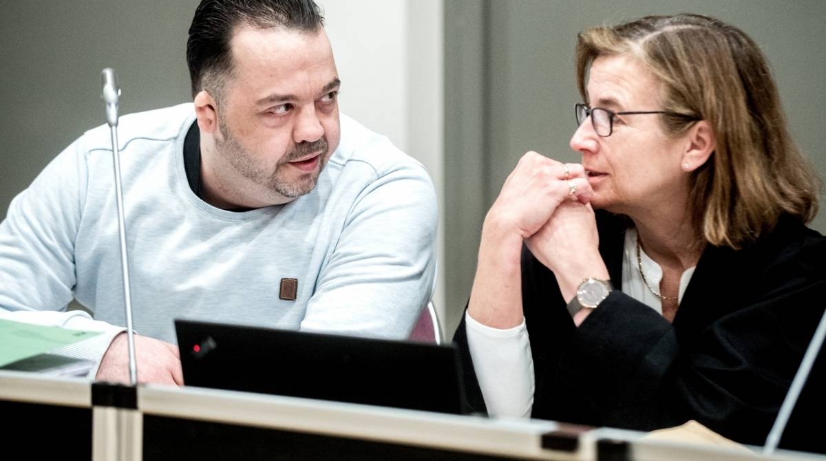 O ex-enfermeiro Niels Hoegel, acusado de matar mais de 100 pacientes sob seus cuidados, fala com um de seus advogados, Ulrike Baumann, durante audiência