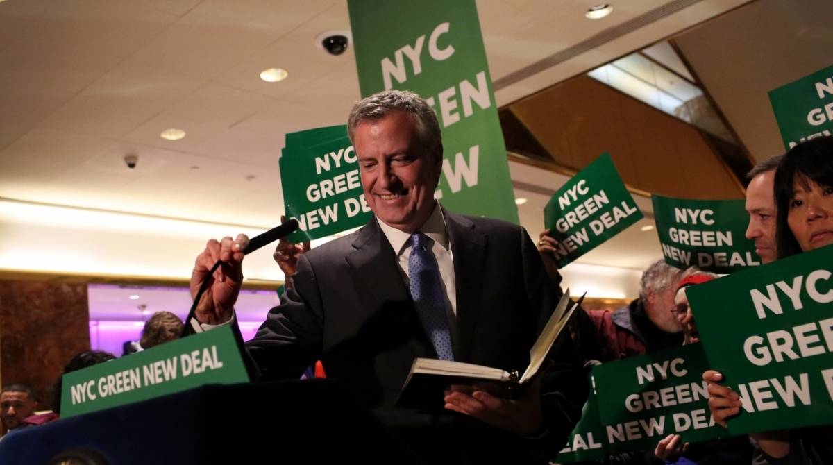 Prefeito Bill de Blasio chega a um com&iacute;cio New Deal Verde Trump Tower, em Nova York em 13 de maio de 2019