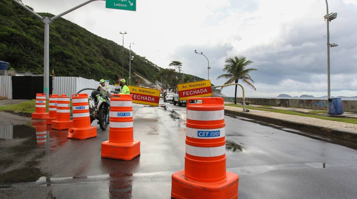 Via ficou fechada por cerca de cinco horas - Armando Paiva / Ag&ecirc;ncia O Dia