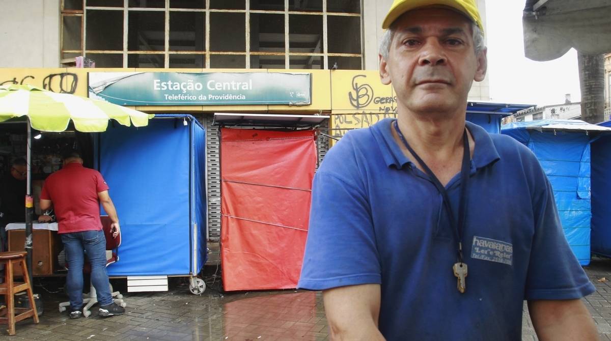 Sistema de teleféricos será reativado. Na foto, Estação do teleférico na Central do Brasil. Na foto, o comerciante de lanches, Antonio Rodrigues Carlos.             