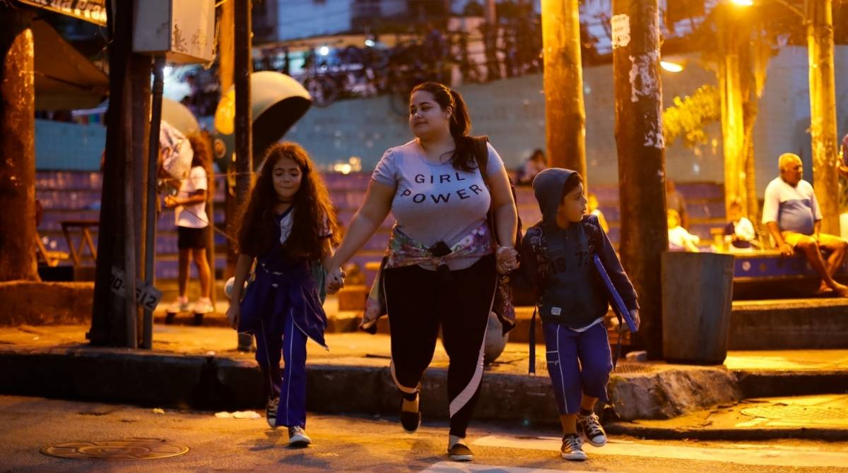 RIO, 16/05/2019, Rotina dos moradores do Vidigal apos o deslizamento de terra na Avenida Niemeyer. Na foto Isla paiva,. Foto de Gilvan de Souza / Agencia O Dia