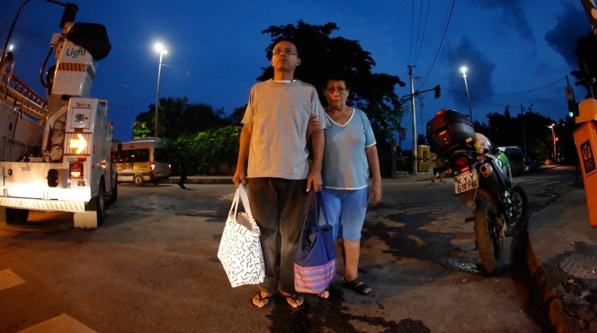 RIO, 16/05/2019, Rotina dos moradores do Vidigal apos o deslizamento de terra na Avenida Niemeyer. Na foto Elenilce Marques e Epaminondas Marques,. Foto de Gilvan de Souza / Agencia O Dia