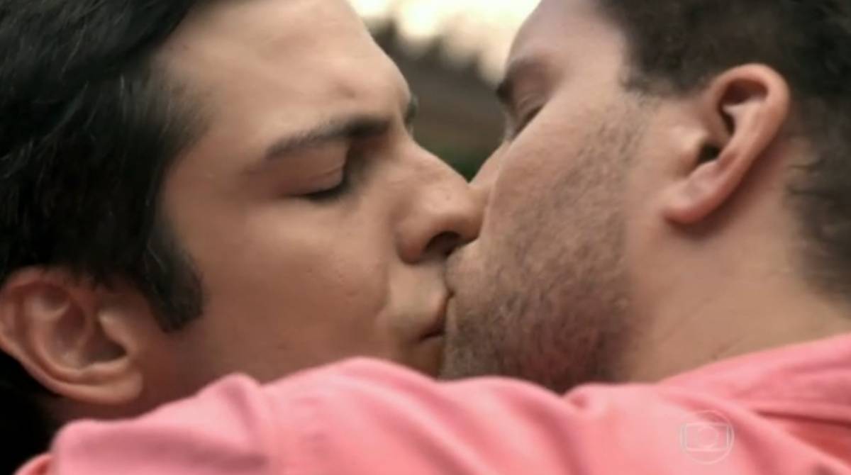 A cena de beijo entre Mateus Solano e Thiago Fragoso em 'Amor à Vida'