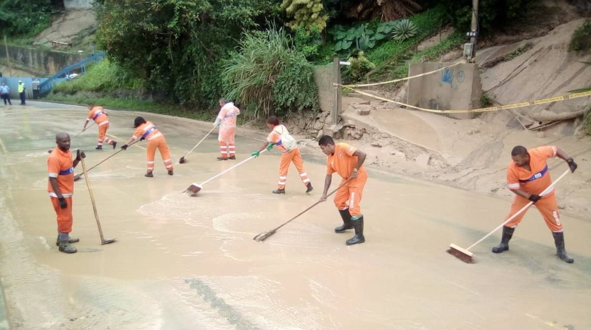 Agentes trabalham para a retirada da lama da pista