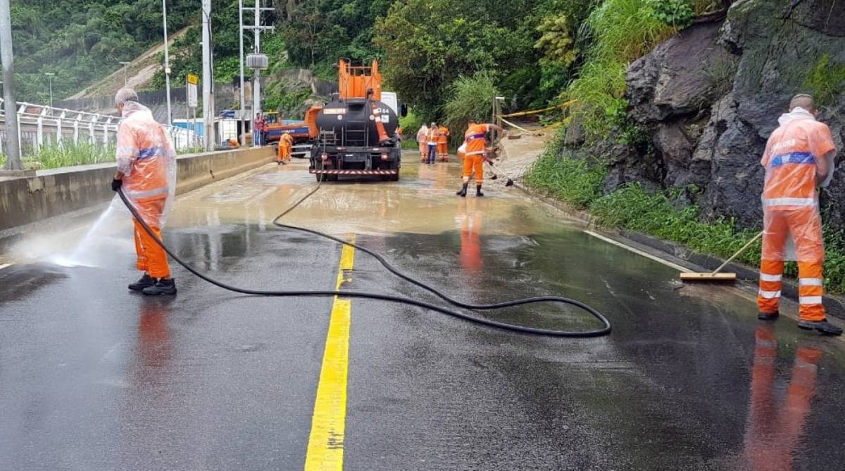 Agentes trabalham para a retirada da lama da pista