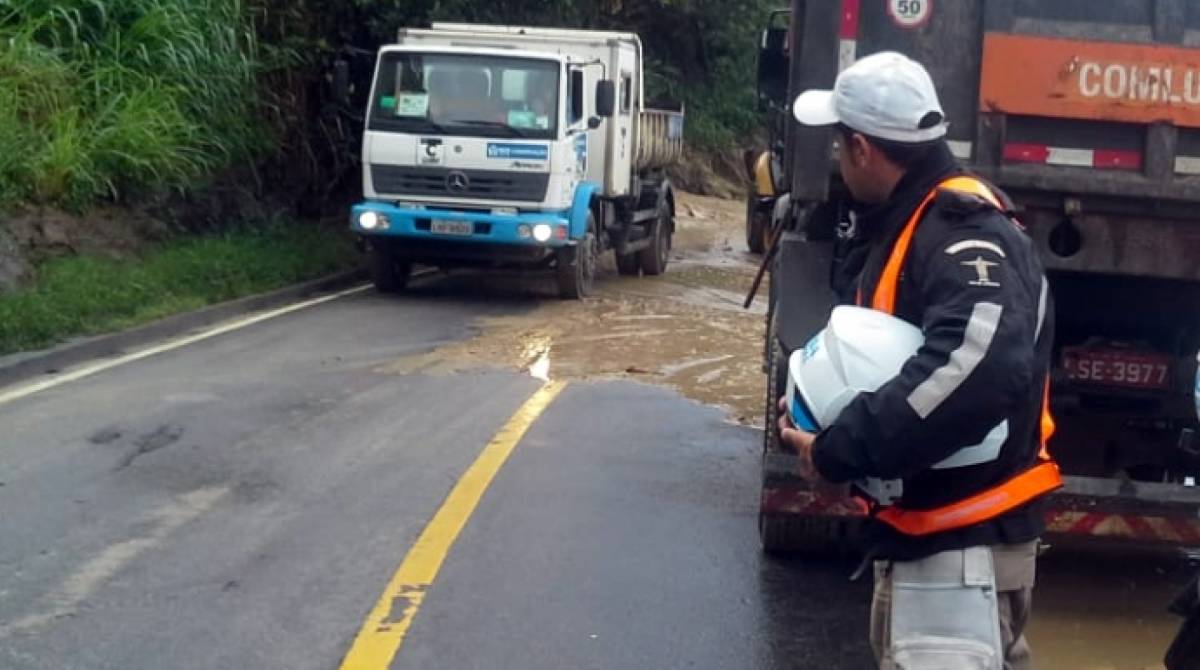 Agentes da prefeitura trabalham no local