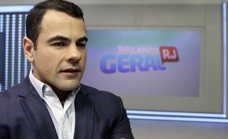 Tino Júnior desmascara pegadinha viral ao vivo na Record