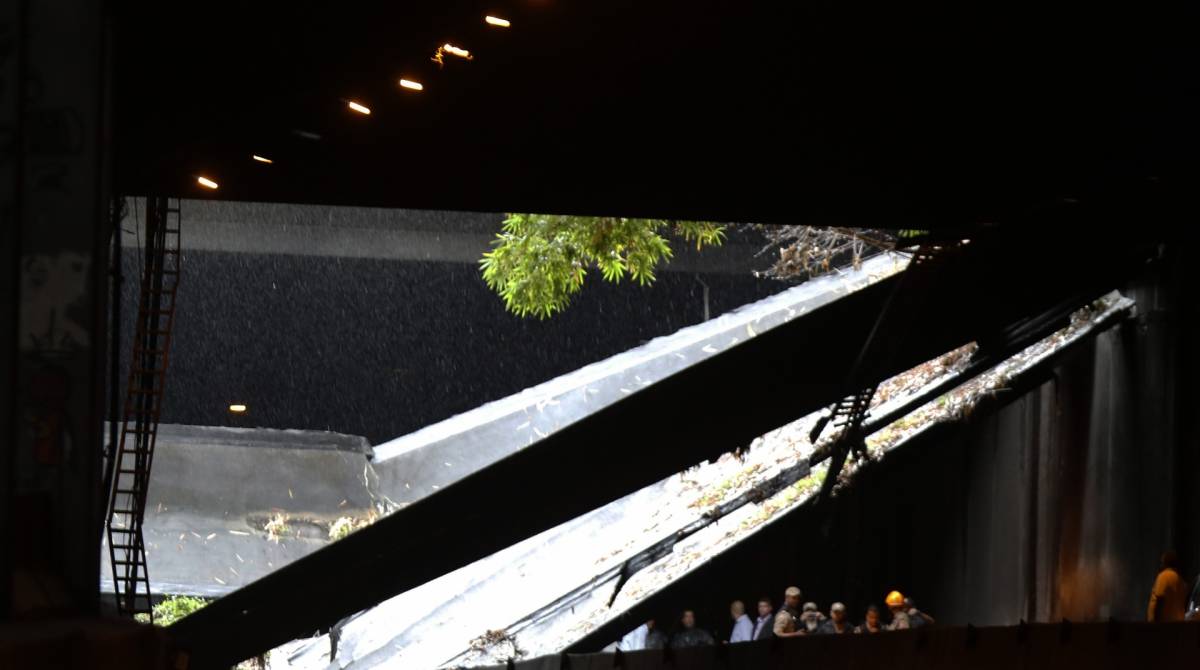 Desabamento aconteceu no in&iacute;cio da tarde desta sexta - Reginaldo Pimenta / Ag&ecirc;ncia O Dia