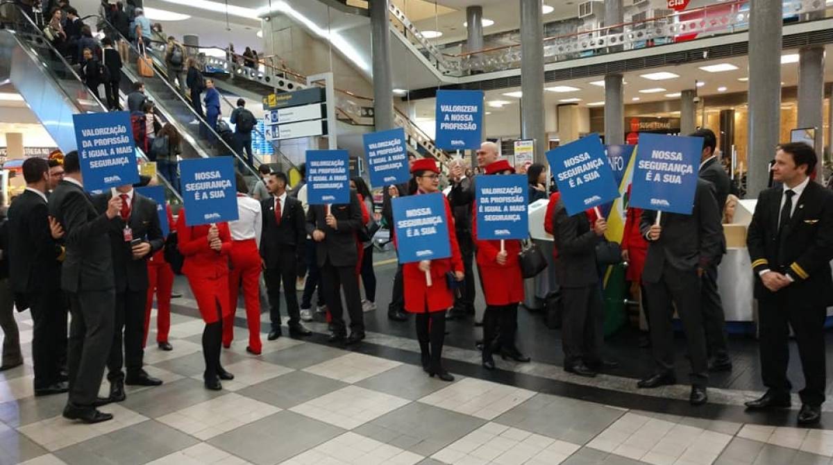 No &uacute;ltimo dia 17 os tripulantes da Avianca Brasil entraram em greve, que foi suspensa temporariamente no dia 19.Trabalhadores alegam que sal&aacute;rios e benef&iacute;cios est&atilde;o atrasados - Reprodu&ccedil;&atilde;o/ Facebook