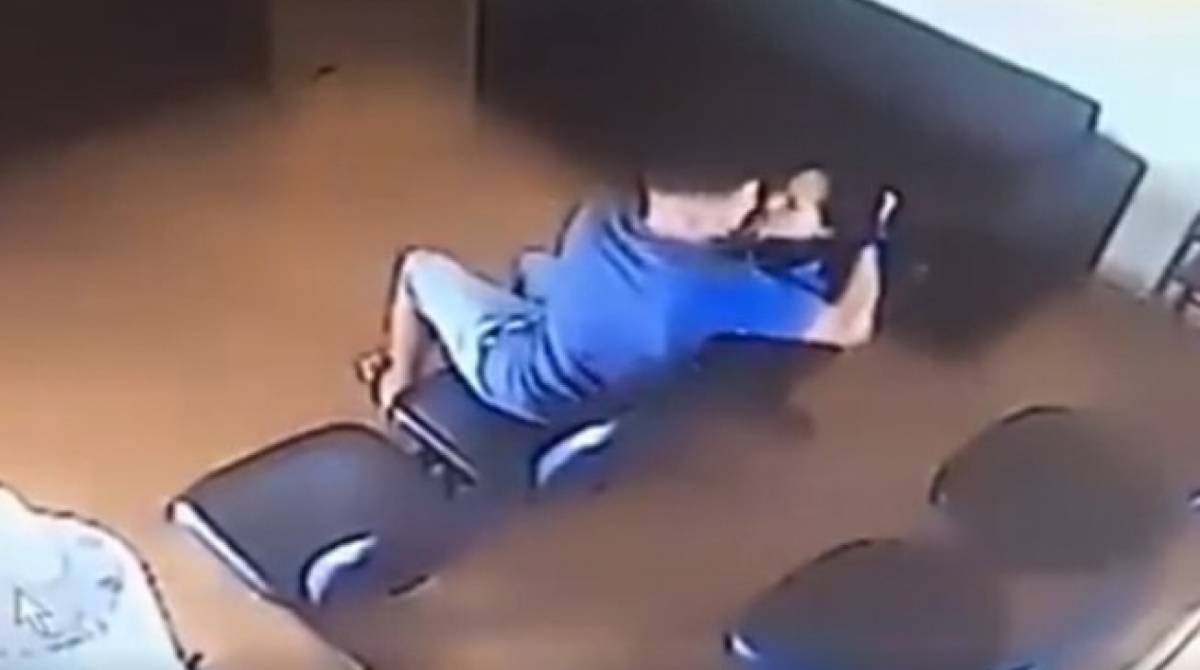 Câmeras de segurança flagraram o momento em que mulher é agredida pelo ex-companheiro - Youtube