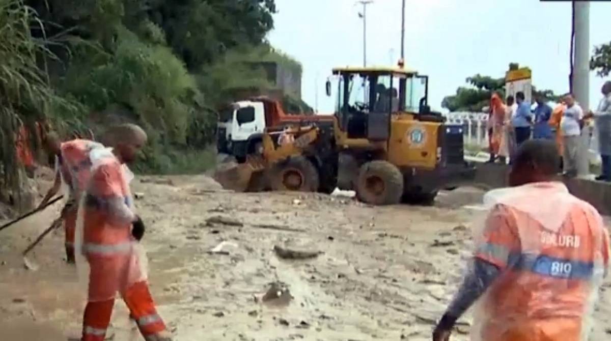 Agentes da prefeitura trabalham para retirar nova lama que escorregou até a via - Reprodução / Sbt