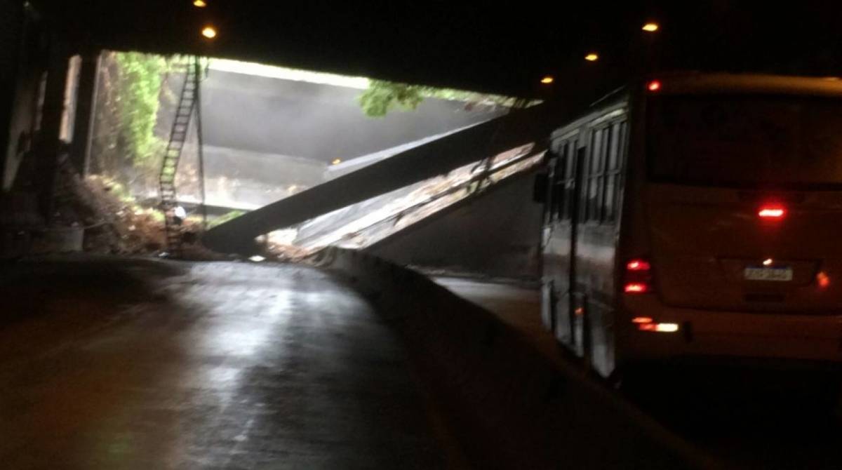 Um &ocirc;nibus foi atingido na parte da frente