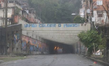 Capotamento deixa homem ferido no Túnel Noel Rosa